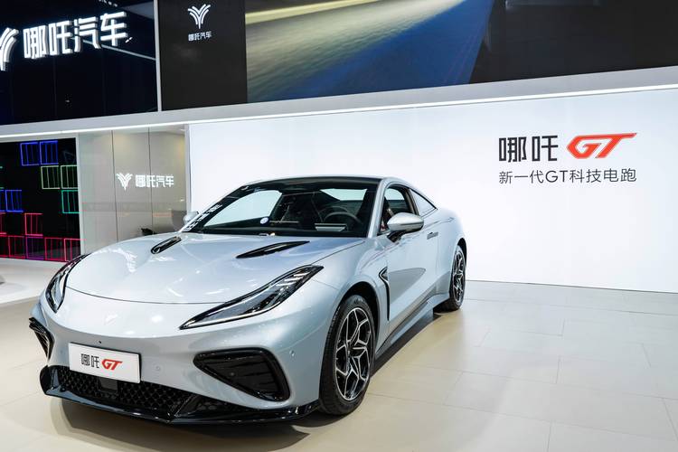 佛山30哪吒汽车在智能汽车领域的表现，领途汽车在新能源汽车市场中的影响力